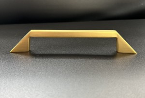 Remi F3 - goldener Möbelgriff im skandinavischen Stil 128 mm