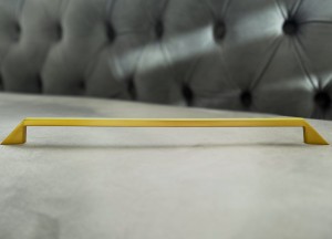 Remi F3 - goldener Möbelgriff im skandinavischen Stil 320 mm