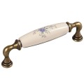 Decorani 09.2C - ceramiczny uchwyt z kremową porcelaną z kwiatem na 128 mm
