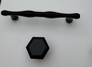 Onde N4 - schwarzer Möbelgriff Reling 128 mm