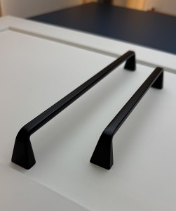 KANTE N4 - Möbelgriff schwarz matt 160mm