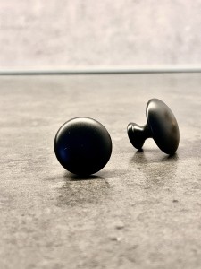 Amelia N4- schwarze Möbelknopf 30 mm