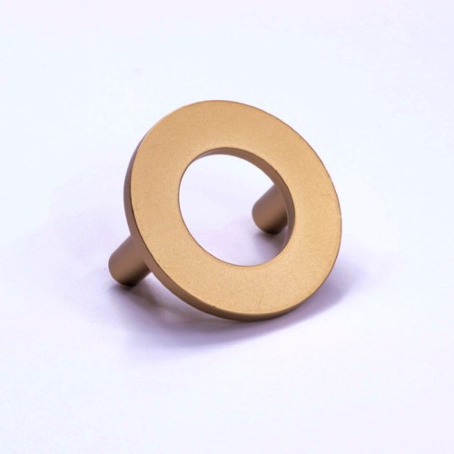 nowoczesne uchwyty do mebli kolor matowego złota okrągłe irngu kółka włoskie uchwyty do mebli giusti.jpg