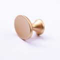 owalna gałka do mebli matowe złoto nowoczesne uchwyty galki do mebli zloty mat włoskie uchwyty do mebli giusti.jpg
