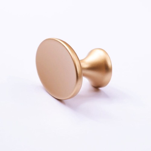 owalna gałka do mebli matowe złoto nowoczesne uchwyty galki do mebli zloty mat włoskie uchwyty do mebli giusti.jpg