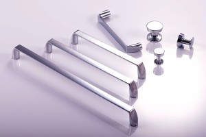 Julia CL – Chromierter Möbelgriff 128 mm