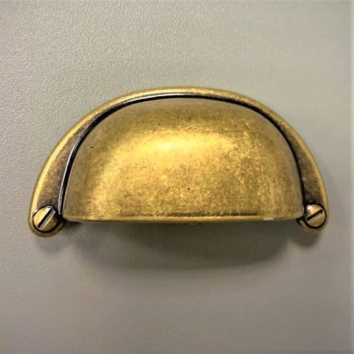 Bacoli D1 –  uchwyt muszelka stare złoto na 64 mm.