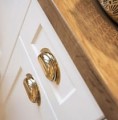 Anita- złote uchwyty meblowe muszelka.jpg